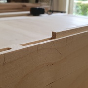 Mortaise de domino et fausse languette en place sur le cadre