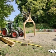 Une fois accrochée en bout de lames, c'est le slalom entre les arbres qui commence
