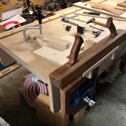 Lors du sciage arrière, il faut empêcher le montage de basculer avec un valet à l'arrière