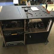 L’établi ´façon Samuel’, j’aurai du plus renfoncer les sous bassement et mettre un plateau supérieur plus rigide