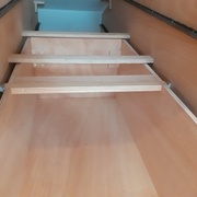 Guidage latéral mobile. L'idéal serait que ce guidage soit le plus au fond possible du tiroir.