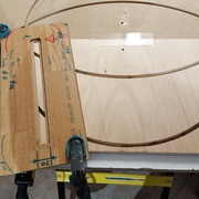 Rainure en ligne droite avec le gabarit aligné sur le trait