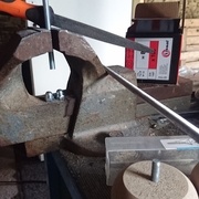 découpe à la scie à métaux manuellement puis limage