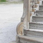 pilastre constitué à la fois d un poteau et d un noyau creux chantourné sculpté