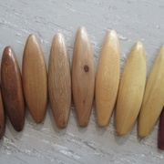 Amandier, Azobé, Iroko, Chêne vert, Olivâtre, Koto ?, Buis, Buis, Amarante