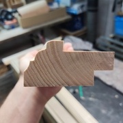 Profil final. Moulure, feuillure pour venir s'encastrer sur le dessus du meuble et feuillure au dessus pour accueillir un plancher