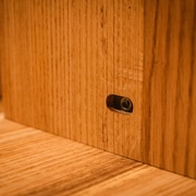 Le trou de domino qui laisse apparaitre la petite vis à tête BTR pour fixer chaque pied