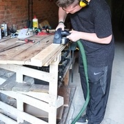 Rabotage des montants découpés précédemment, pour obtenir un état de surface propre, éviter les échardes et permettre un traitement du bois sans consommer trop de lasure !