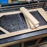 Fabrication d'un petit plancher en frêne de 10mm. Du 4/4 refendu en deux.