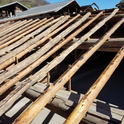 fig 2 Chevronnage ancien en perches  https://www.mj-charpente.fr/