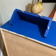 le "prolongateur" qui permet d'augmenter la surface à droite de la table à langer quand celle-ci est posée