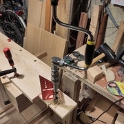 La mèche de 20mm que j'ai ne rentre pas sur ma petite perceuse, donc c'est fait au vilebrequin.