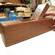 Notez la petite ombre en bas à gauche : la semelle ne touche pas ici