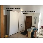 La profondeur utilisable est de 1100 mm près de la porte d'entrée sur une largeur de 14000 mm. Cette profondeur passe à 600 mm du fond du placard à la bordure externe du rail (largeur 900 mm).