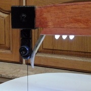 Les leds et le système de soufflerie ainsi que l'accroché lame. Carré plein de 15mm. J'ai découpé sa partie haute de manière à faire un pivot (genre tenon à 2 épaulements )