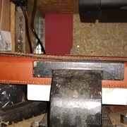 La partie de droite est plaquée au bloc de bois et massette