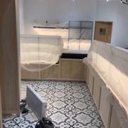 Finalement, les habillages ont été vissés et collés sur les façades brutes des vitrines. Les vis sont cachées par des bouchons en hêtre.