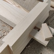 La clef, prête à rentrer dans la mortaise