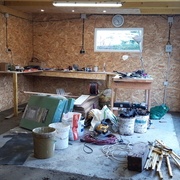 Dans le fond, les LED sur un allumage indépendant. Le coin affutage et perceuse à colonne.