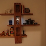 Un petit essai avec mon téléphone portable montre qu'un petit éclairage sous les tablettes peut donner un effet sympa.