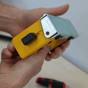 Support DeWALT DE7024 après retrait de la butée de longueur d’origine.
