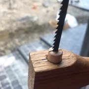 Avec de marques de crayon pour que la lame soit alignée de chaque coté