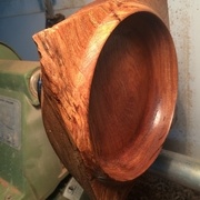 Petit coin brisé dû à la tendreté du bois sur ce coté.