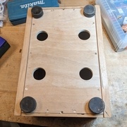 avec le couvercle et les patins en caoutchouc (surdimensionnés car récupérés sur une machine)