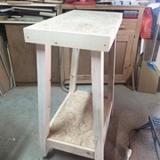 La hauteur de la table est identique à l'ancien meuble support