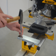 Marquage au pointeau du support DeWALT DE7024 avant le perçage du trou de fixation.