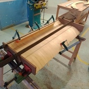 Collage du panneau en massif qui sera decoupé