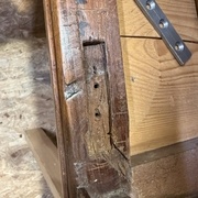 Un entaillage en biais vers le bas du pivot ?