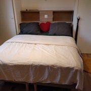 La tête de lit avec le lit en position