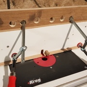 En place avec les serre joints pour fixer la pièce, ce n'est pas la bonne fraise en place (6 au lieu de 10mm)