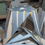 un tabouret se cache dans cette image