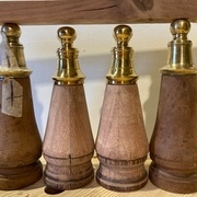 Après ponçage et affinage des fuseaux et remplacement des pieds en laiton cassés; pas totalement identiques mais bon...