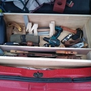 la partie du bas rentre dans la largeur de la twingo ! oui il y a une visseuse mais c'est vraiment au cas où (il y a 2 vilebrequin avant!) et une banane !!!