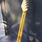 ... du coup on insère le truss rod par l'arrière (Gyspsydoc)