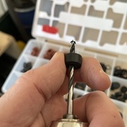 On fait le perçage lentement en tenant le joins dans la main