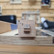 Premier tenon qui porte les stigmates des essais à trop grande profondeur !