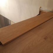 La finition avec le parquet existant en feuillure biaise pour rattraper le faux niveau