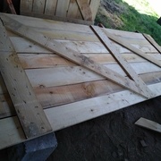 5 clous par croisement de planches plus echarpes.