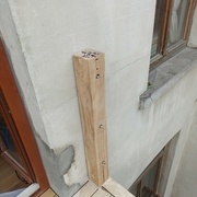 Installation du premier poteau dans le mur via 3 tiges filetés