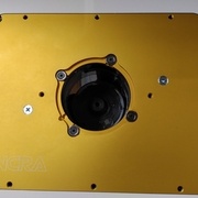 où l'on distingue bien les 2 nouvelles fixations de la défonceuse