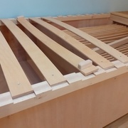 Pose des crémaillères en tête des flancs de tiroir pour localiser les lattes de sommier