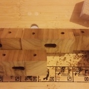supports de fixation du plateau avec un léger jeu dans le fraisage des dominos pour anticiper une éventuelle dilatation du bois. juste un test...