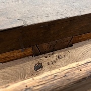 L'un des pieds arrières, incliné vers le fourre-tout