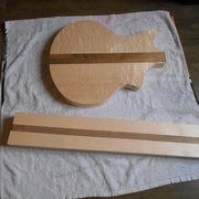 Pour le manche, même recette, un morceau d'érable refendu avec une bande de noyer en son centre.