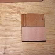 La lèvre inférieure du tuyau me servant de modèle, et le bloc prêt à sculpter pour reproduire à la gouge  la moulure d'origine, faite au rabot à moulurer