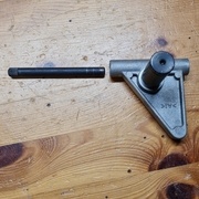 L'axe sorti de la pièce moulée. On peut voir le canelage coté gauche.